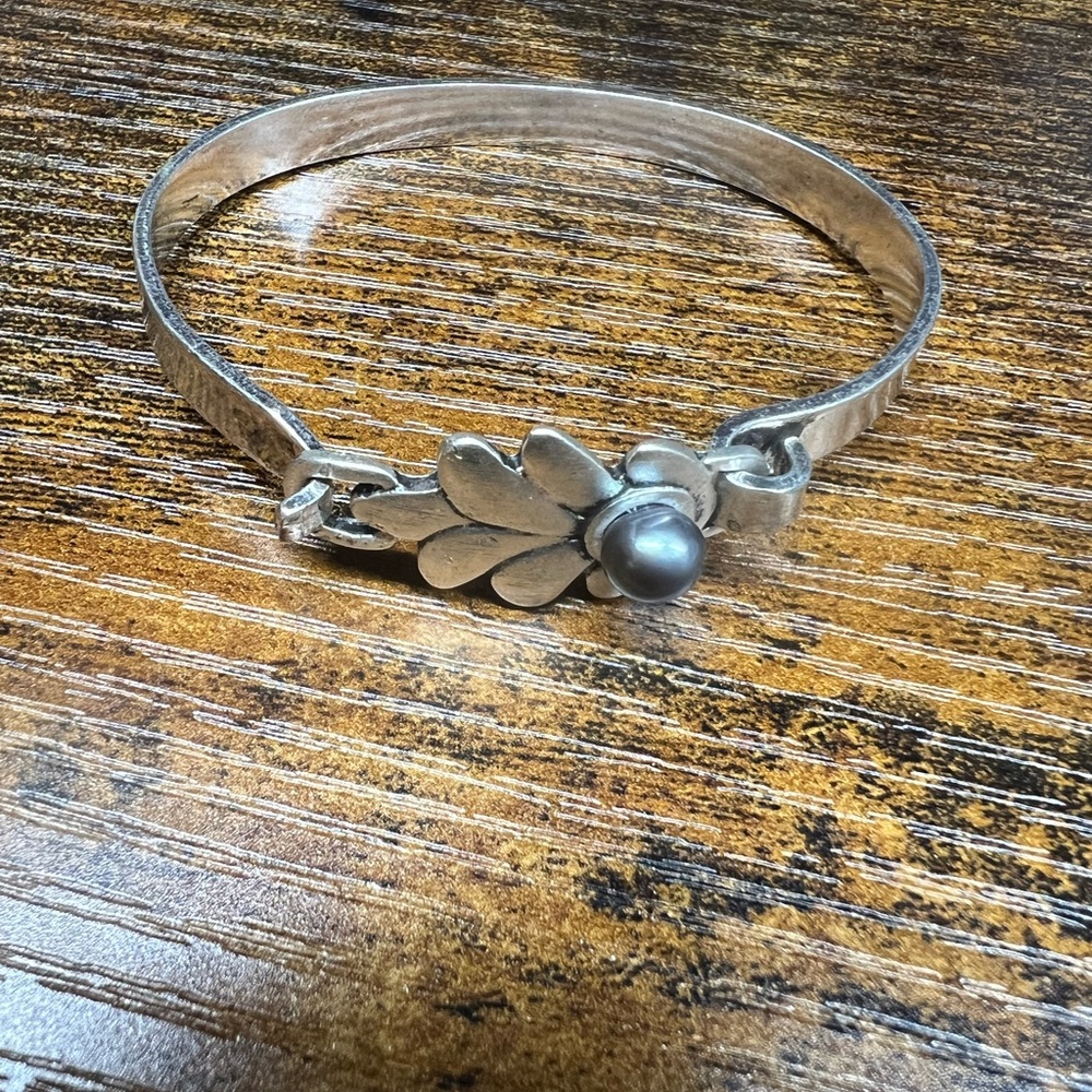 Elegant Silver Bracelet with Black Pearl Accent